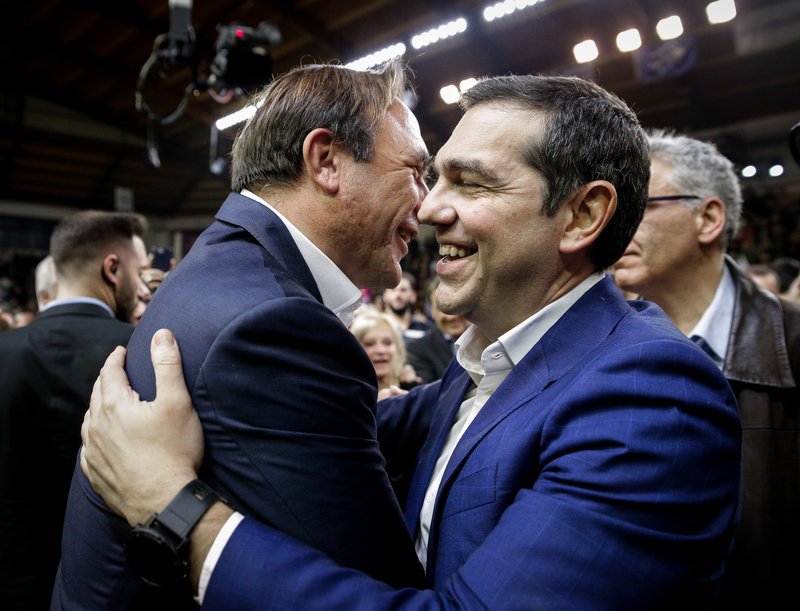Ο Αλέξης Τσίπρας αγκαλιάζει τον Πέτρο Κόκκαλη -Φωτογραφία: EUROKINISSI/KOSTAS VILLA