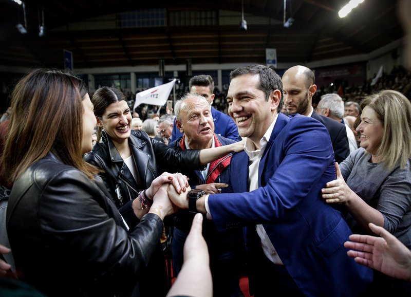 Ο Αλέξης Τσίπρας χαιρετά οπαδούς του ΣΥΡΙΖΑ-Φωτογραφία: EUROKINISSI/KOSTAS VILLA