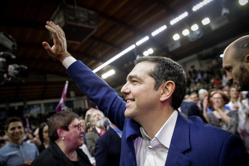 Ο Αλέξης Τσίπρας χαιρετά τον κόσμο στο κλειστό γυμναστήριο της Πάτρας -Φωτογραφία: EUROKINISSI/KOSTAS VILLA