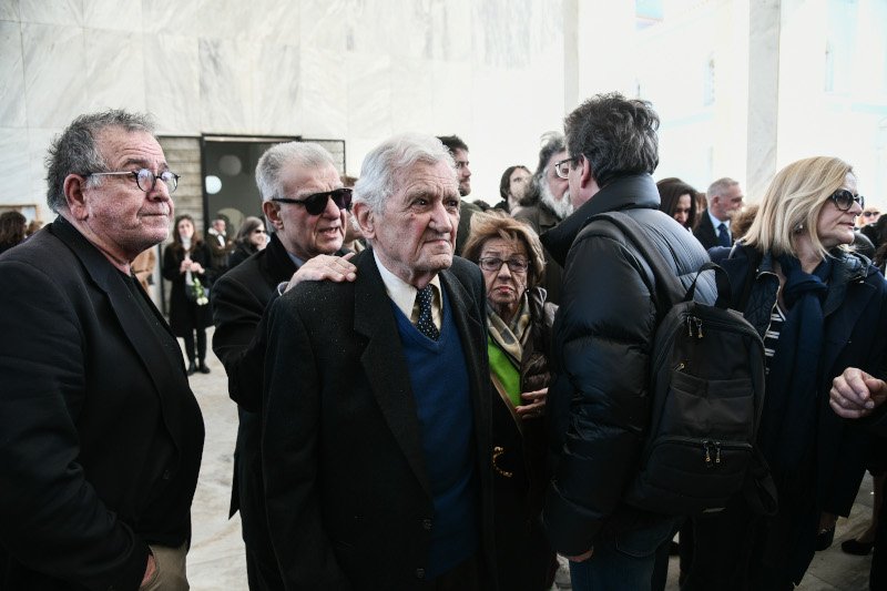 Συντετριμμένος ο ποιητής Τίτος Πατρίκιος. Αριστερά του ο Γιάννης Μουζάλας / Εurokinissi Μιχάλης Καραγιάννης