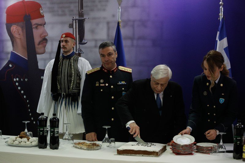 Ο Προκόπης Παυλόπουλος κόβει την πίτα στην Προεδρική Φρουρά 