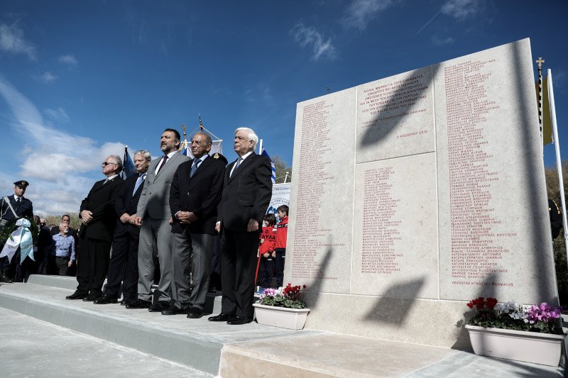 προκόπης παυλοπουλος σε μνημειο
