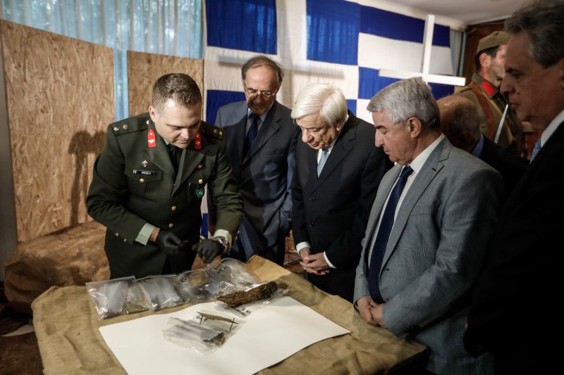 προκοπης παυλοπουλος κοιταει εκθεμα