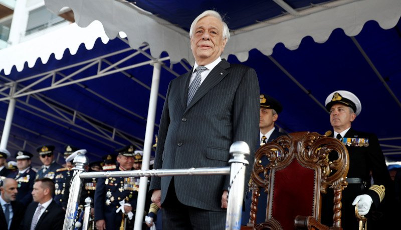 Ο Προκόπης Παυλόπουλος παρακολουθεί την στρατιωτική παρέλαση
