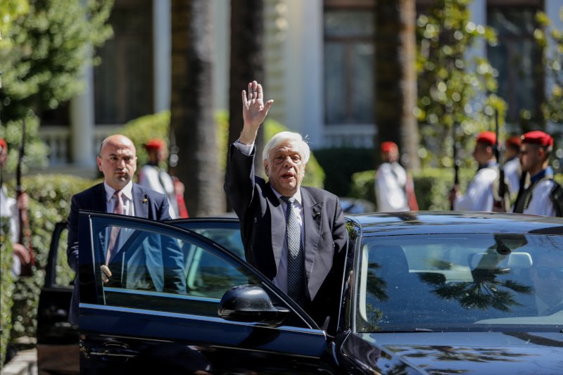 Ο Προκόπης Παυλόπουλος χαιρετά έξω από το Προεδρικό Μέγαρο / Φωτογραφία: EUROKINISSI/ΓΙΑΝΝΗΣ ΠΑΝΑΓΟΠΟΥΛΟΣ