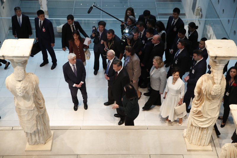 Προκόπης Παυλόπουλος και Σι Τζιπίνγκ μπροστά από τις Καρυάτιδες