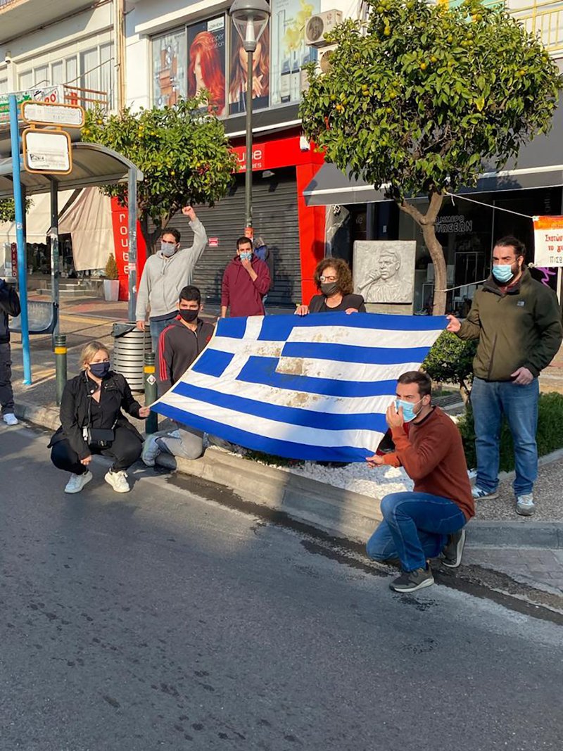 σημαία του Πολυτεχνείου στο μνημείο του Παύλου Φύσσα