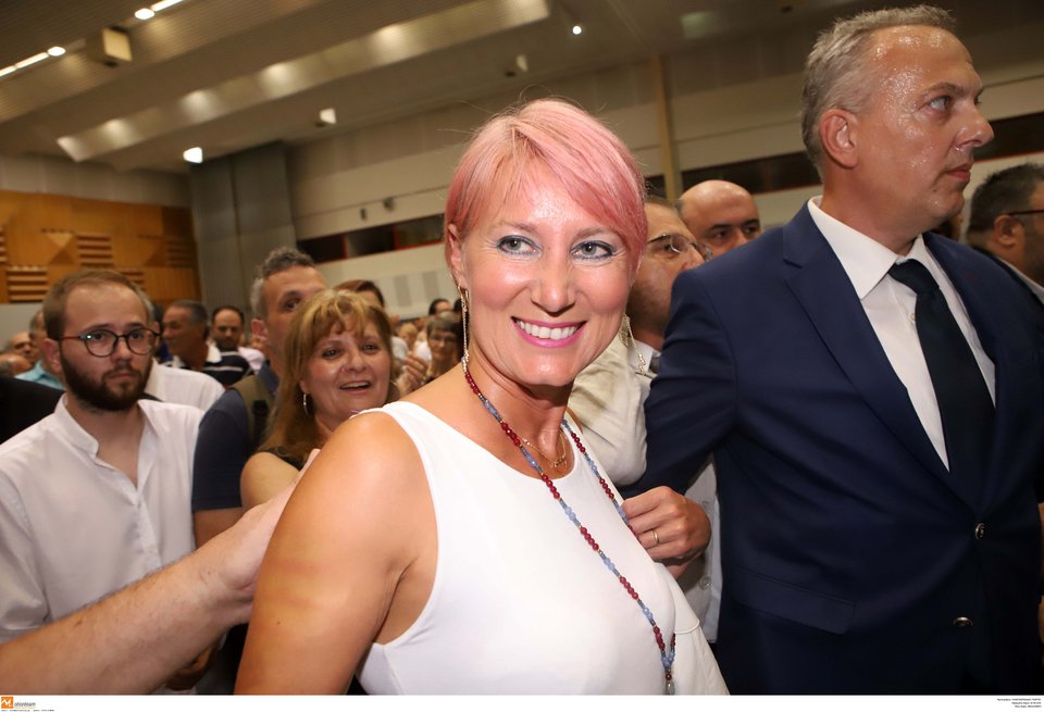 Χαμογελαστή η Νατάσσα Παζαΐτη οδηγείται στη θέση της 