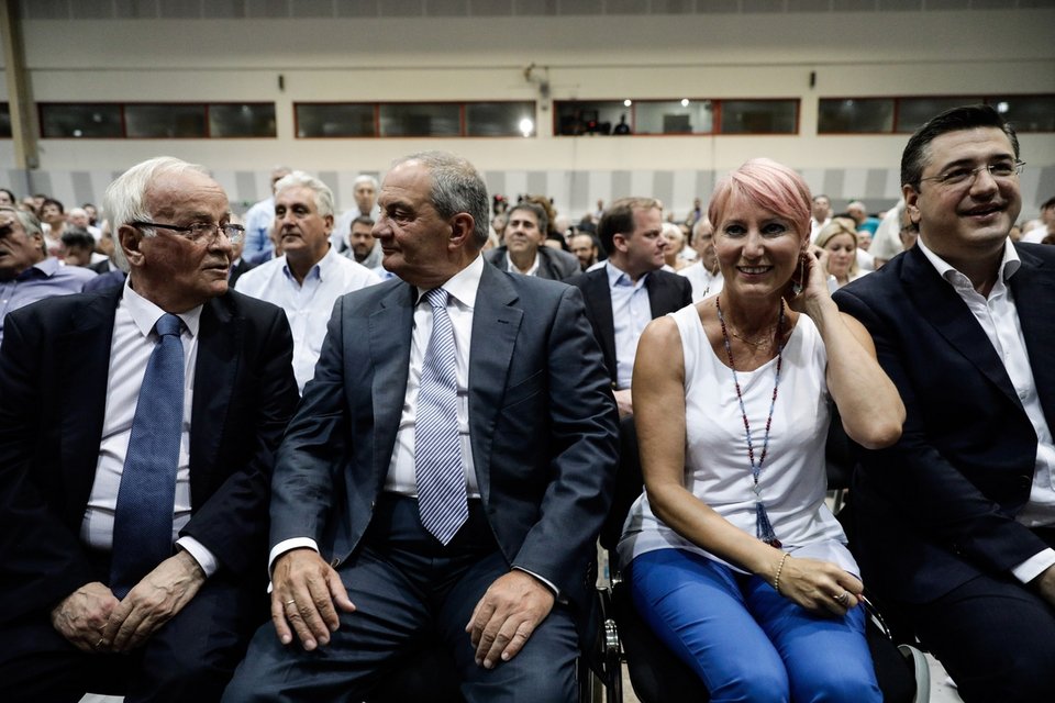 Η Νατάσσα Παζαΐτη δίπλα στον Απ. Τζιτζικώστα (δεξιά) τον Κ. Καραμανλή και τον Τ. Σπηλιωτόπουλο