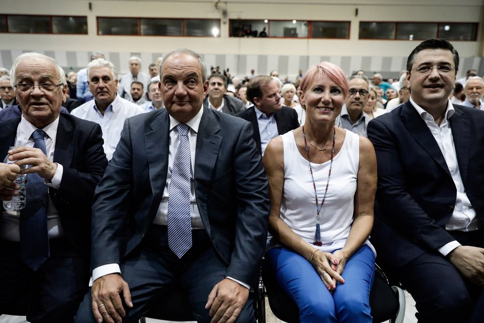 Η Νατάσσα Παζαΐτη ανάμεσα σε Απ. Τζιτζικώστα, Κ. Καραμανλή και Τ. Σπηλιωτόπουλο