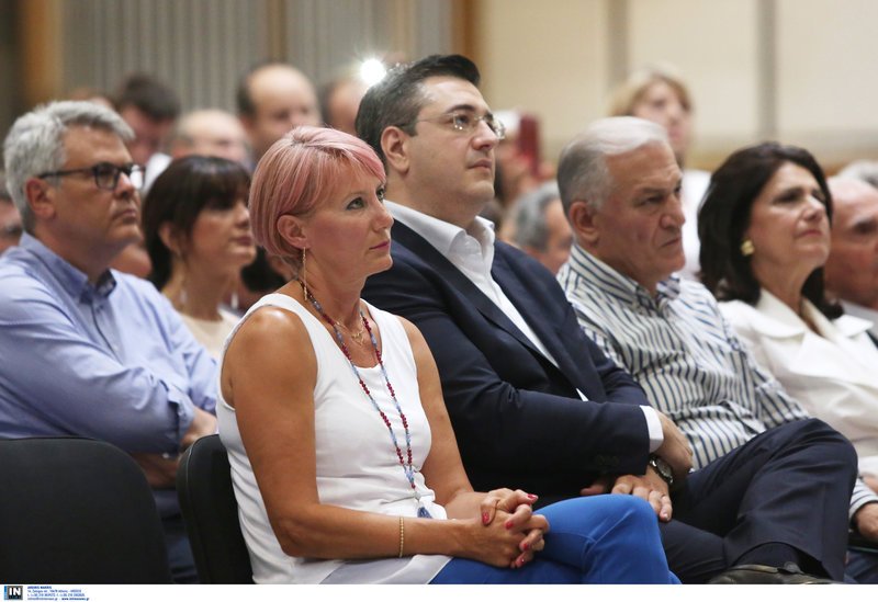 Η Νατάσσα Παζαΐτη με τον Απ. Τζιτζικώστα παρακολουθεί την ομιλία του Κ. Καραμανλή 