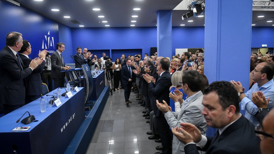 Ορθιοι όλοι στην αίθουσα κατά την έναρξη της ομιλίας του πρωθυπουργού Κυριάκου Μητσοτάκη / Φωτογραφία: Eurokinissi