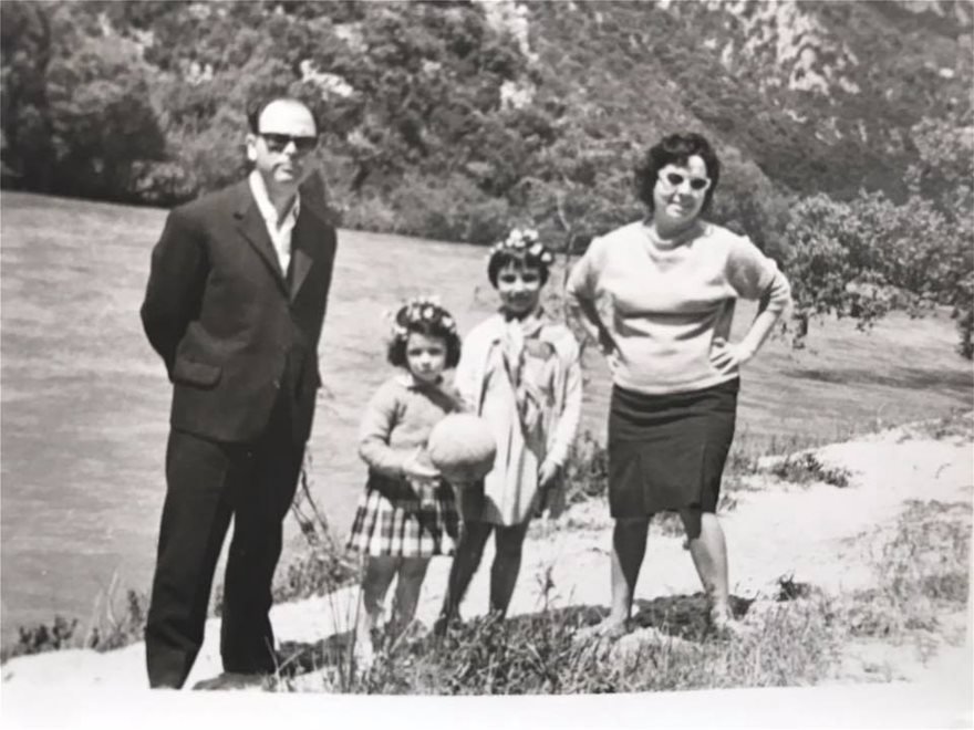 Κοριτσάκι με την αδελφή και τους γονείς της