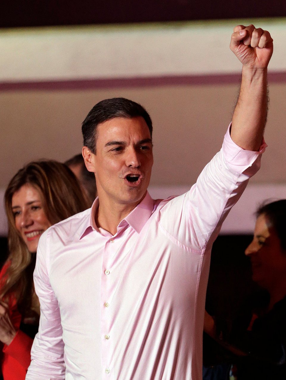 Ο ηγέτης των σοσιαλιστών Πέδρο Σάντσεθ υψώνει τη γορθιά του προς το πλήθος