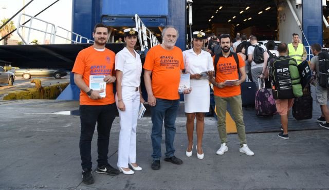 ανθρωποι με ασπρες και πορτοκαλί μπλούζες