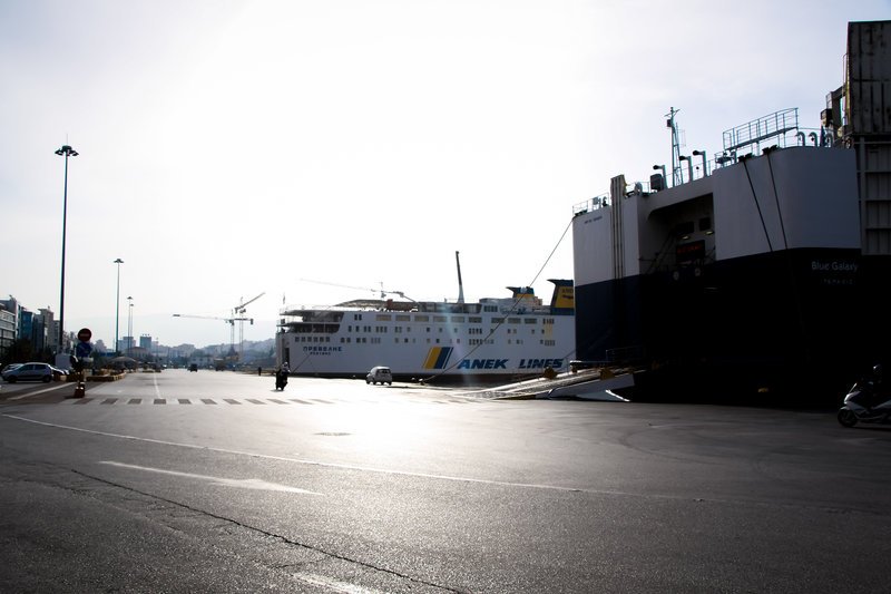 Αδειο από κόσμο το λιμάνι, αλλά γεμάτο από ακινητοποιημένα πλοία