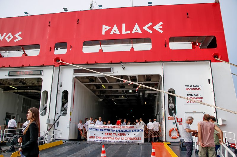 Μέλη της ΠΝΟ στον καταπέλτη πλοίου που κάνει δρομολόγια Πειραιάς-Κρήτη