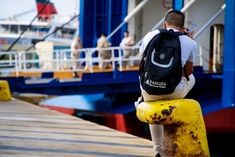 Με το τηλέφωνο στο χέρι, περιμένοντας να τελειώσει η απεργία για να ξεκινήσει το ταξίδι