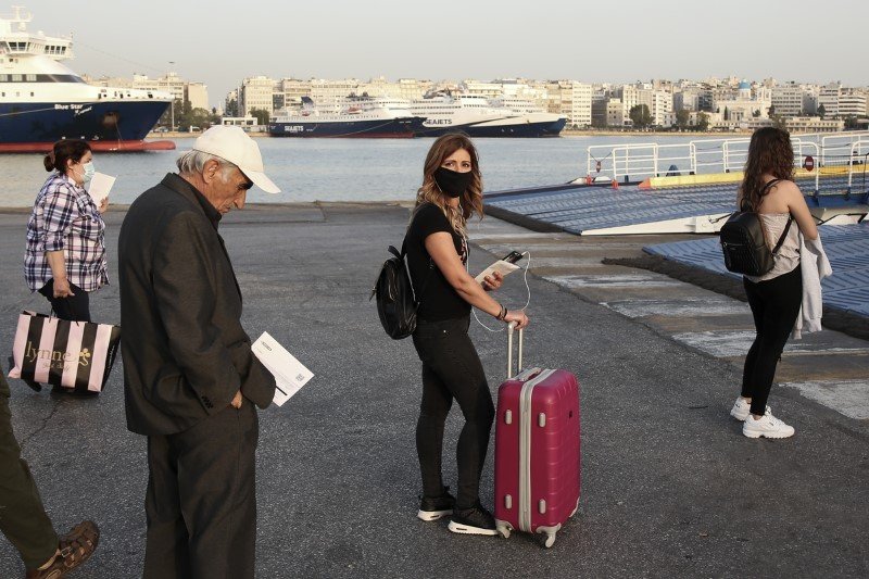 Ξεκίνησαν τα πλοία για Κρήτη:Αποστάσεις τηρούν οι επιβάτες