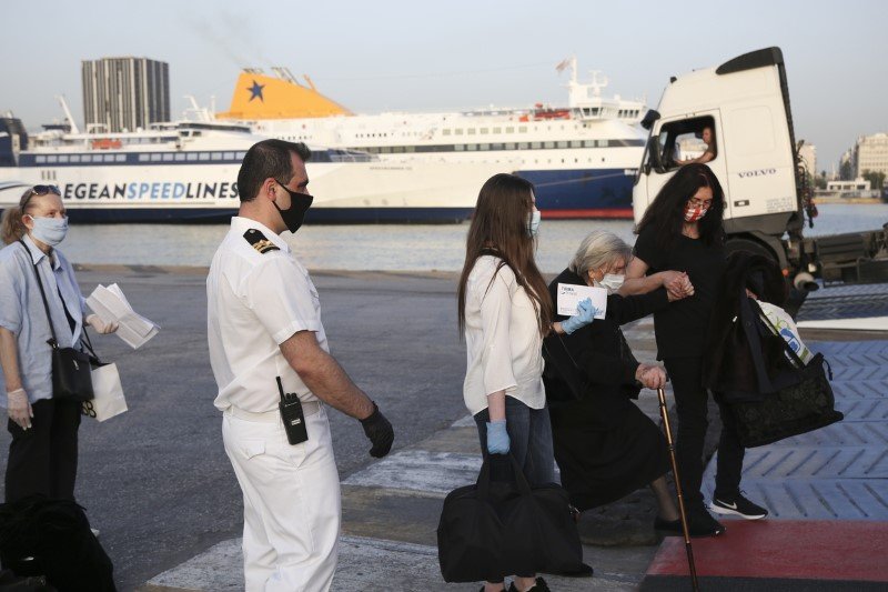 Αποστάσεις μάσκες και γάντια από επιβάτες και πλήρωμα