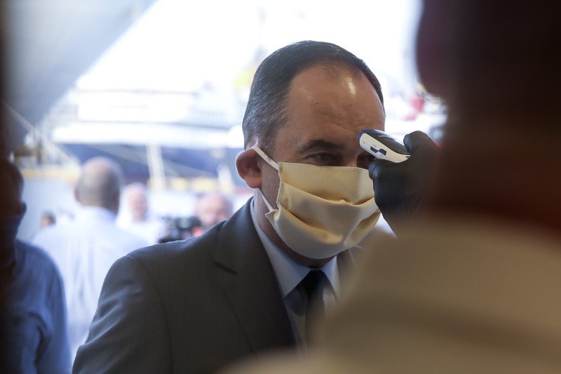 Θερμομέτρηση και στον υπουργό Ναυτιλίας, πριν μπει στο πλοίο