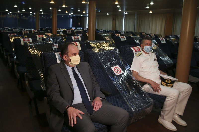 Ο υπ. Ναυτιλίας κάθεται στα αεροπορικού τύπου καθίσματα με μάσκα