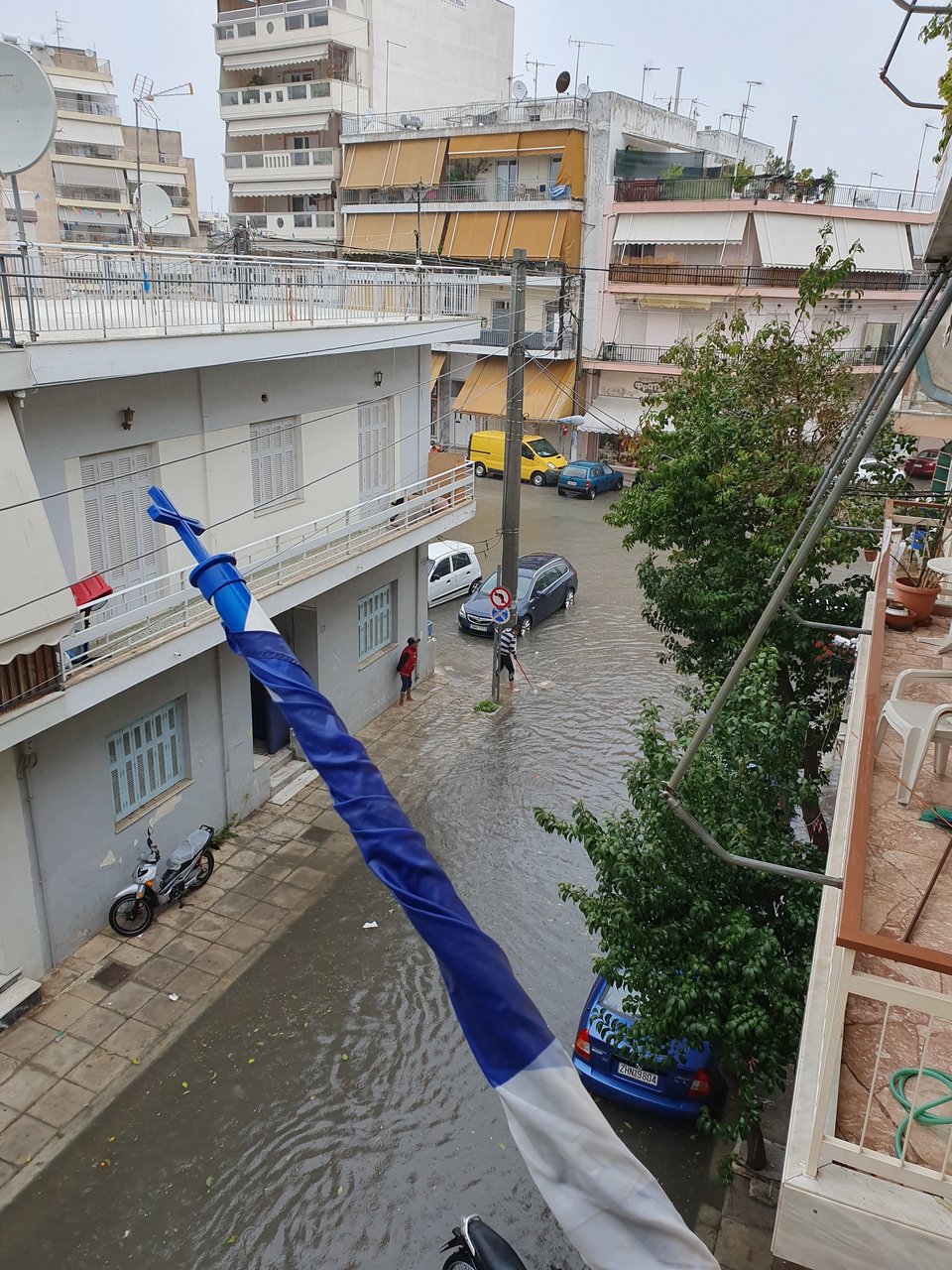 ΙΧ και μηχανάκι στο έλεος του νερού της βροχής