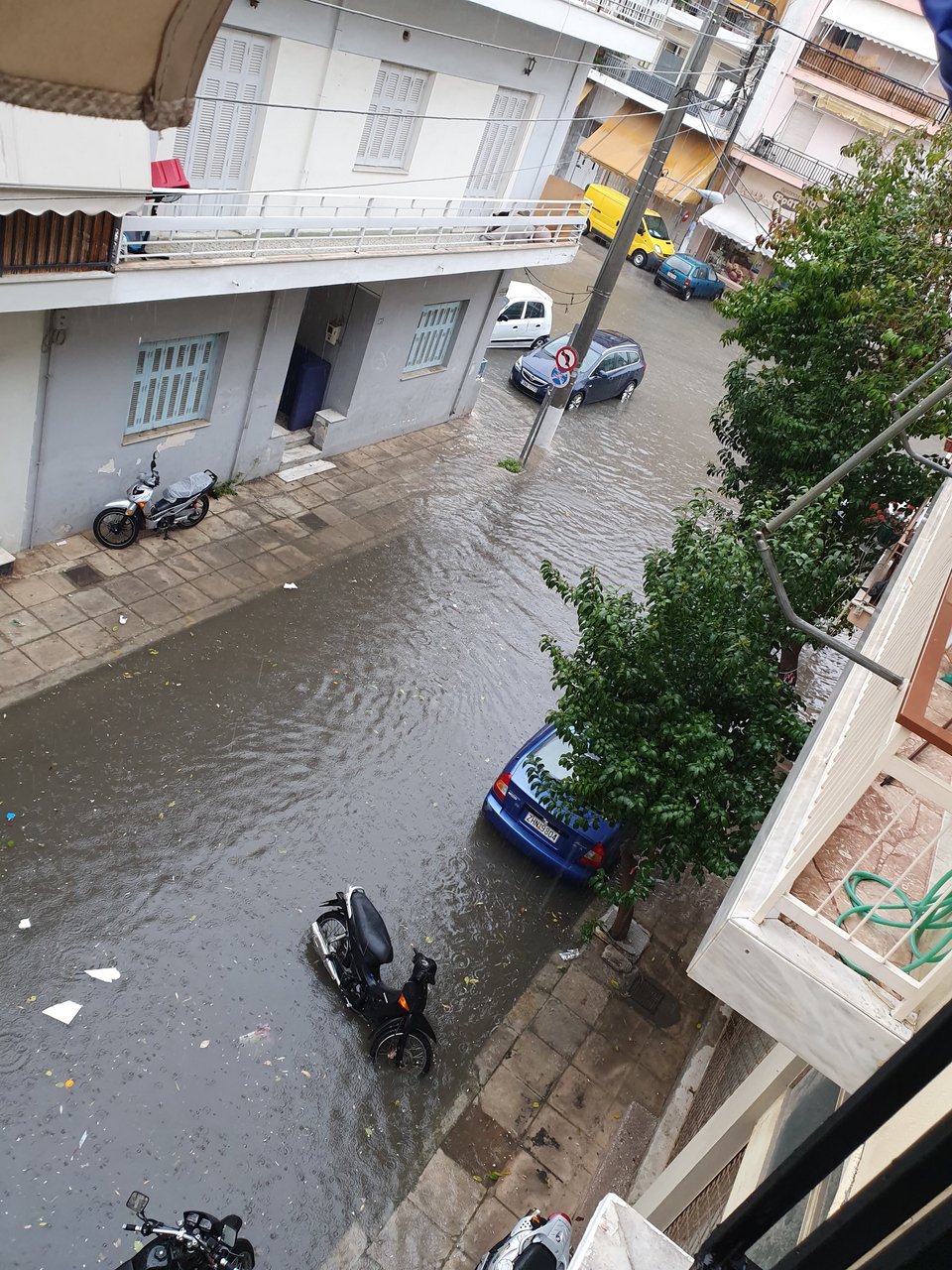 Η βροχή βούλιαξε δρόμους στον Πειραιά