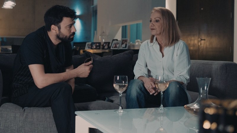 Ανδρέας Γεωργίου και Πέμυ Ζούνη σε πλάνο από τη σειρά του ΣΚΑΙ «8 Λέξεις»