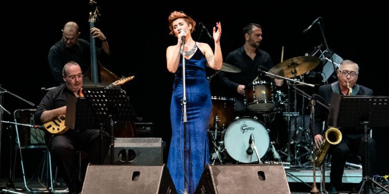 Δήμος Αθηναίων-ΟΠΑΝΔΑ: Η Πέννυ Μπαλτατζή στο θέατρο Ολύμπια -Συναυλία της Athens Big Band