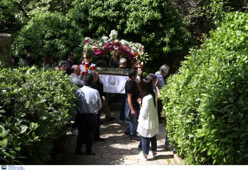 Η περιφορά του ολάνθιστου Επιτάφιου στο δάσος Καισαριανής