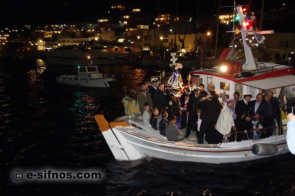 περιφορά του Επιταφίου στο λιμάνι της Σίφνου, τις Καμάρες, στη θάλασσα