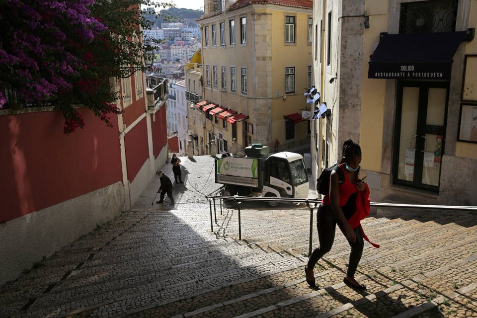 Περιορισμένη η κίνηση στα γραφικά σοκάκια της παλιάς πόλης της Λισαβόνας στην Πορτογαλία