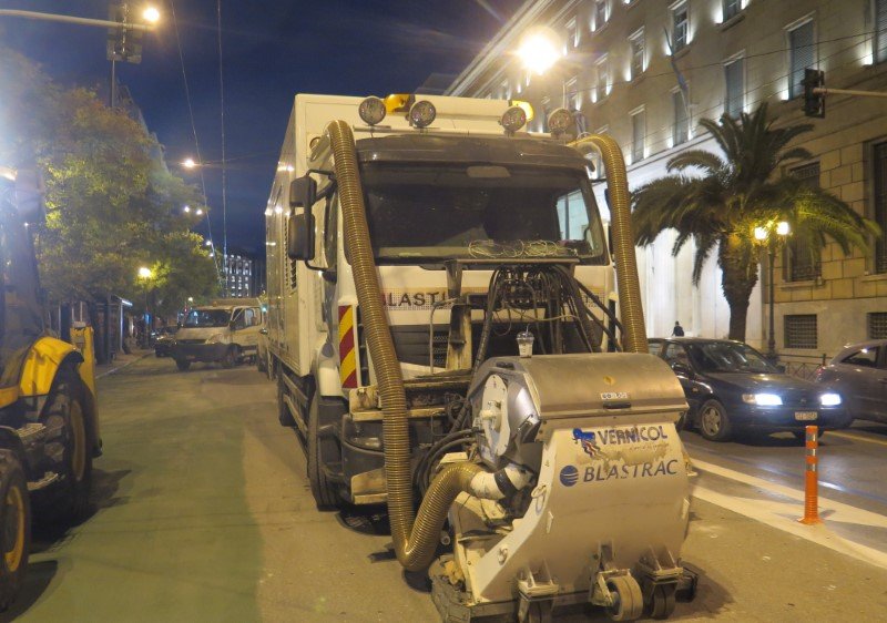 Μηχάνημα του Δήμου Αθήνας στην Πανεπιστημίου καθαρίζει τον δρόμο