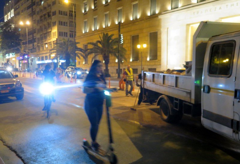 Κοπέλα περνά με πατίνι στην Πανεπιστημίου