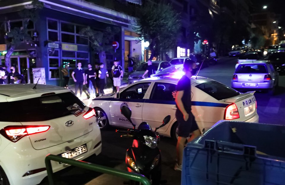 Κόσμος και περιπολικό στην πλατεία Βαρνάβα