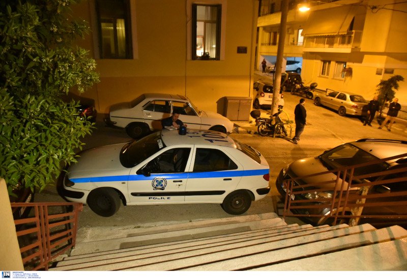 Περιπολικό έξω από την εκκλησία στο Κουκάκι/ Φωτογραφία: INTIME News