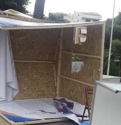 Οσο για αυτούς που κατέστρεψαν τα περίπτερα, ο Γιώργος Πατούλης τόνισε πως το έκαναν οι συνηθισμένοι «γνωστοί άγνωστοι» τραμπούκοι μπαχαλάκηδες.