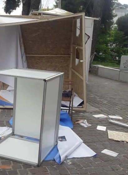 Τα εκλογικά περίπτερα του Συνδυασμού «Νέα Αρχή στην Αττική» με τον Γιώργο Πατούλη, βανδάλισαν άγνωστοι το βράδυ της Παρασκευής.