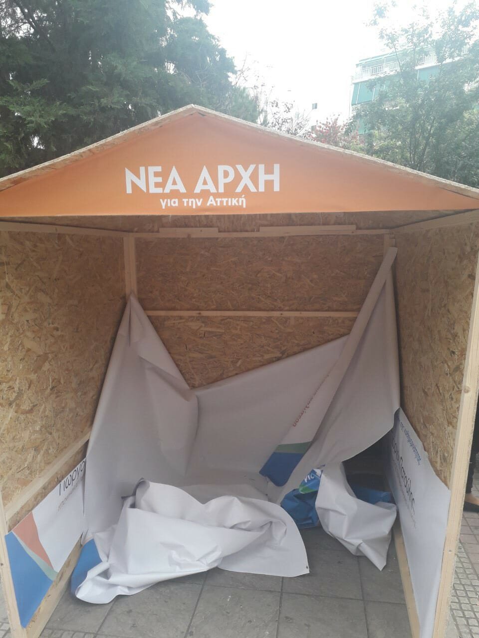 Ο υποψήφιος περιφερειάρχης Αττικής δημοσίευσε φωτογραφίες από τα κατεστραμμένα εκλογικά περίπτερα στον λογαριασμό του στο Twitter