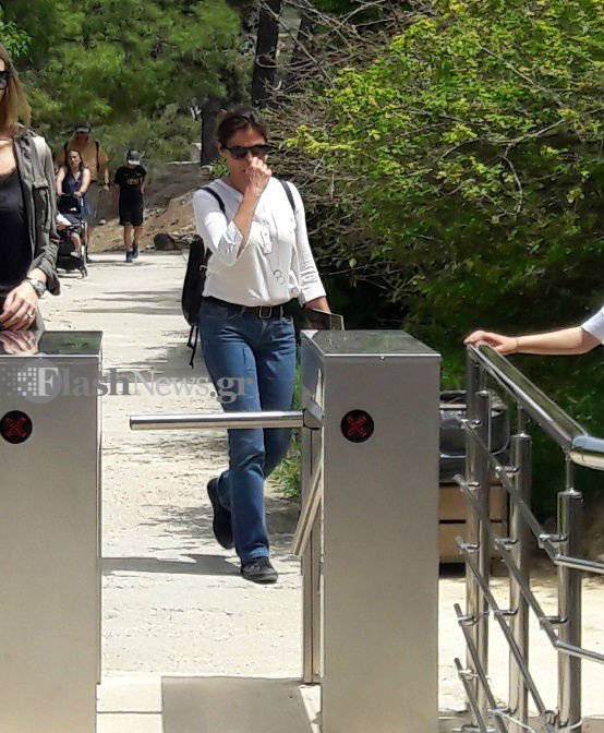 Με τζιν, λευκό πουκάμισο και σακίδιο πλάτης η Περιστέρα Μπαζιάνα στην Κνωσσό