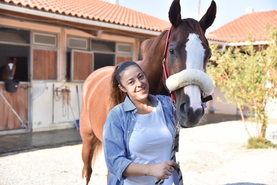 Η προπονήτρια Ειρήνη Κεράτσα με τον ίππο ΠΕΡΠΛ ΧΑΡΤ