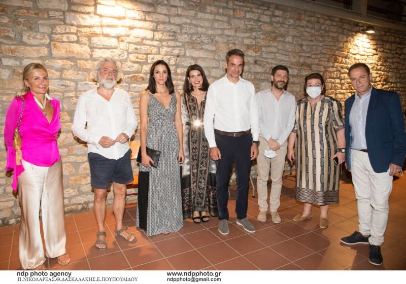 Μαρέβα Μητσοτάκη, Νίκος Καραθάνος, Κατερίνα Ευαγγελάτου, Εύα Νάθενα, Κυριάκος Μητσοτάκης, Γιατρομανωλάκης, Λίνα Μενδώνη, Δημήτρης Λιγνάδης