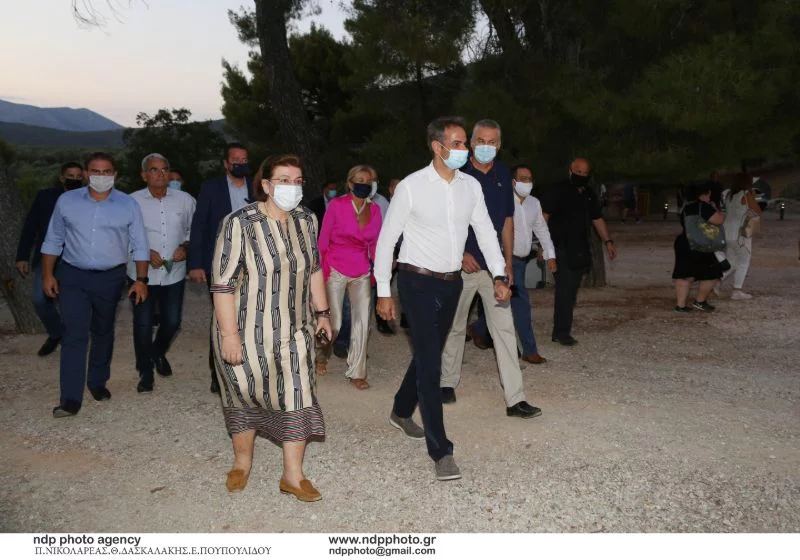 O πρωθυπουργός κατά την είσοδό του με την Υπουργό Πολιτισμού Λίνα Μενδώνη