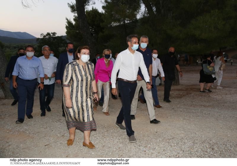 O πρωθυπουργός κατά την είσοδό του με την Υπουργό Πολιτισμού Λίνα Μενδώνη