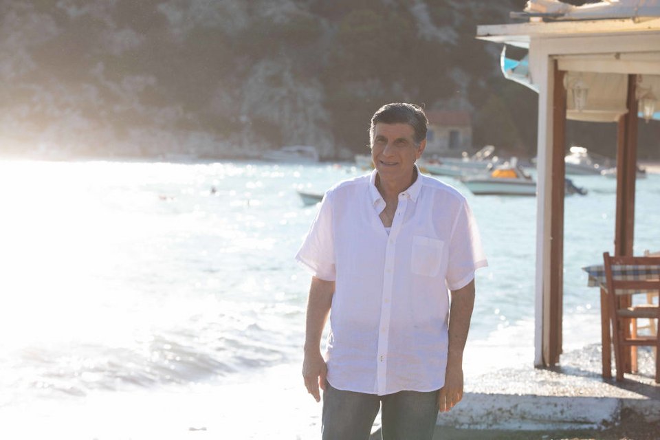 Ο Γιάννης Μπέζος σε μια από τις τελευταίες σκηνές της σειράς «Πέτα τη Φριτέζα»
