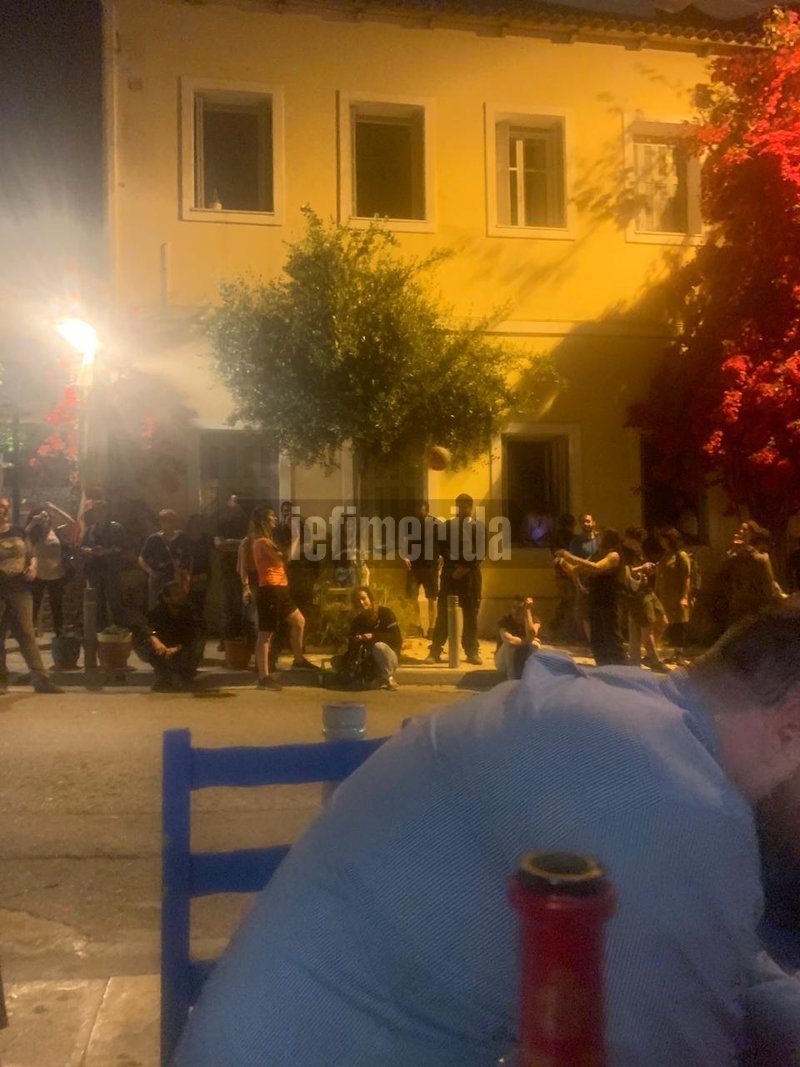 Αντιεξουσιαστές έξω από ταβέρνα στα Ανω Πετράλωνα, όπου τρώει ο Κώστας Μπακογιάννης