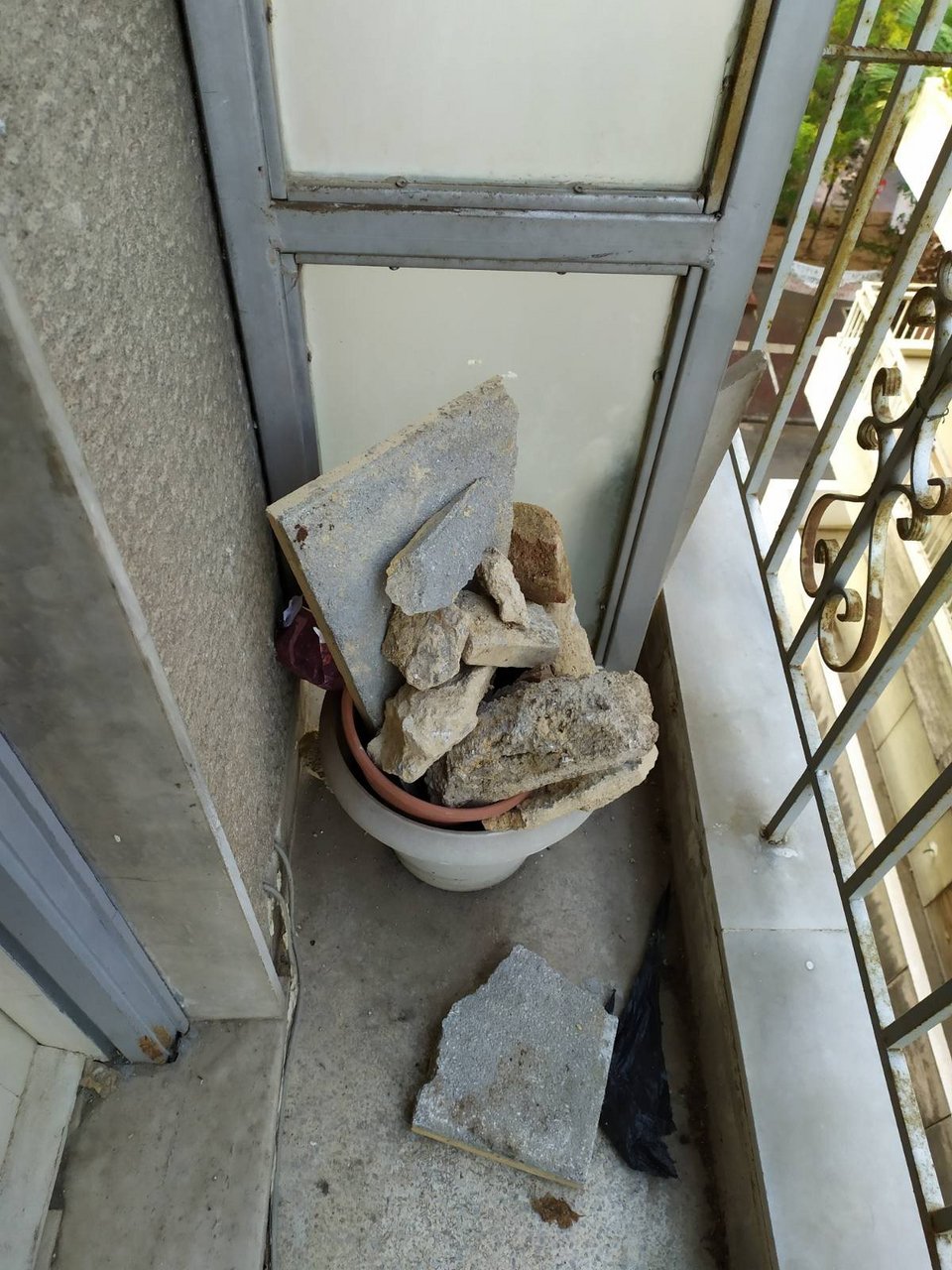 Όπως ανέφερε η αστυνομία στο δελτίο τύπου, το διαμέρισμα είχε ενοικιαστεί για να χρησιμεύει ως «ορμητήριο για την αποθήκευση και εκτόξευση αντικειμένων σε επιθέσεις σε βάρος αστυνομικών στην Πλατεία Εξαρχείων»