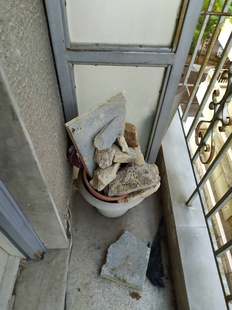 Πέτρες και σπασμένα μάρμαρα