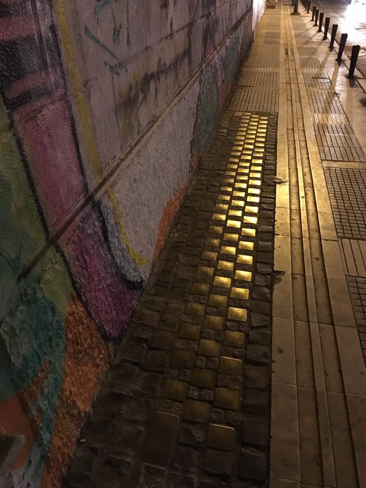 Εκατόν σαράντα εννιά μπρούτζινοι λίθοι με χαραγμένα τα ονόματα των Εβραίων μαθητών του 1ου Γυμνάσιο Αρρένων είναι τοποθετημένοι στο έδαφος φωτογραφία: twitter.com/GermanyinGreece